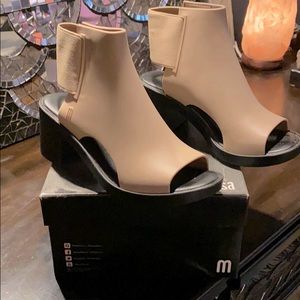 Melissa elastic back chunk heel in nude